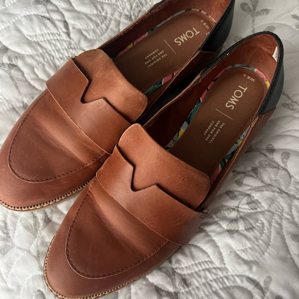 EUC TOMS LOAFER